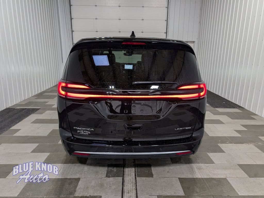 Used 2027 Chrysler Pacifica Limited FWD image 3
