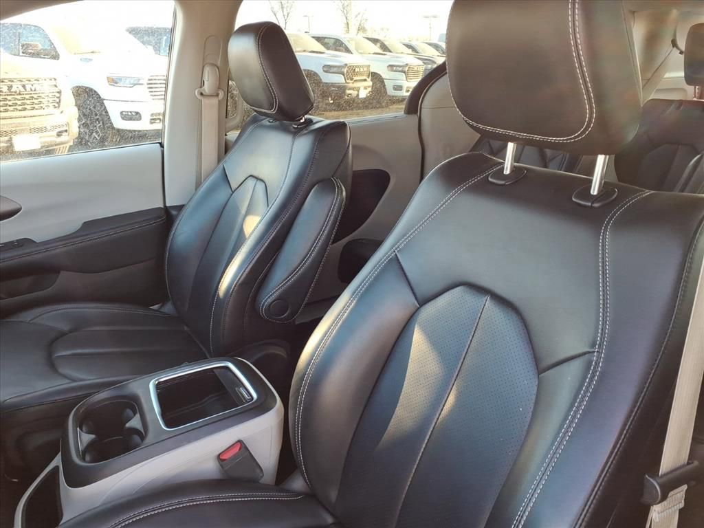 Certified 2023 Chrysler Pacifica Touring-L image 11