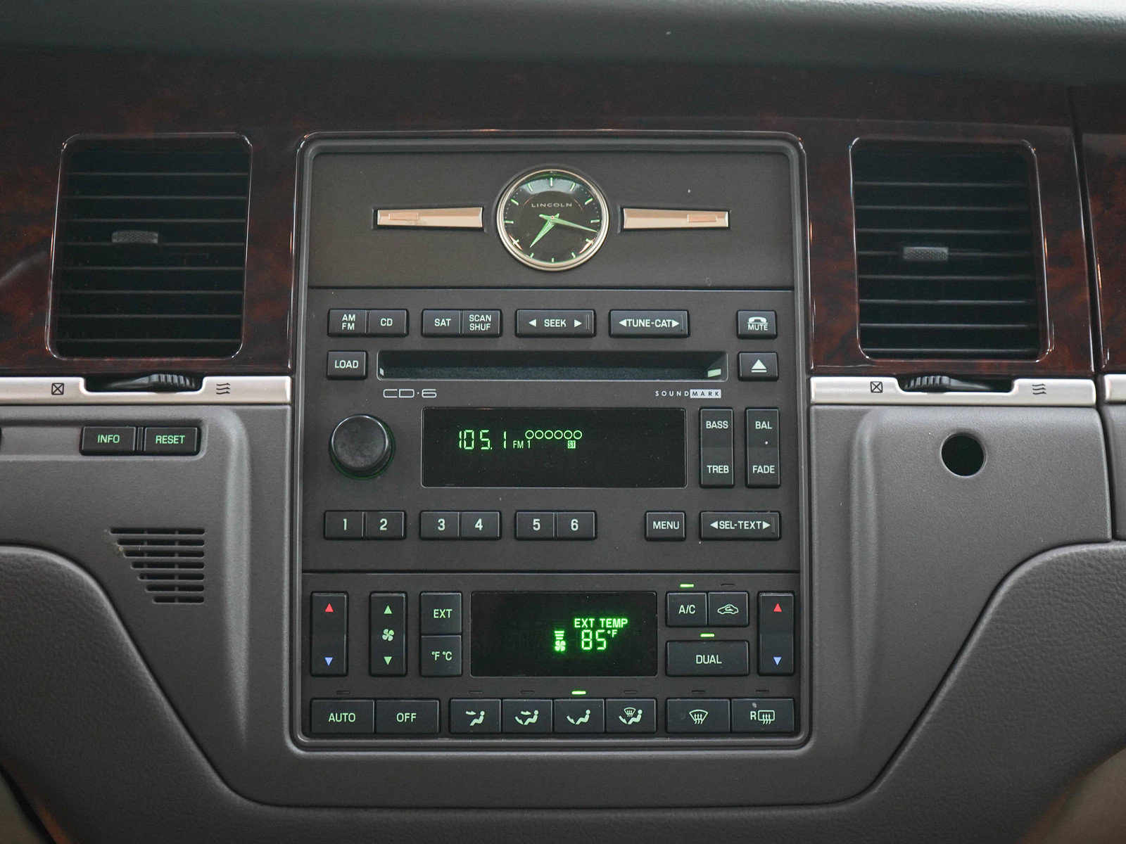 Used 2006 Lincoln Town Car Signature Limited RWD image 15