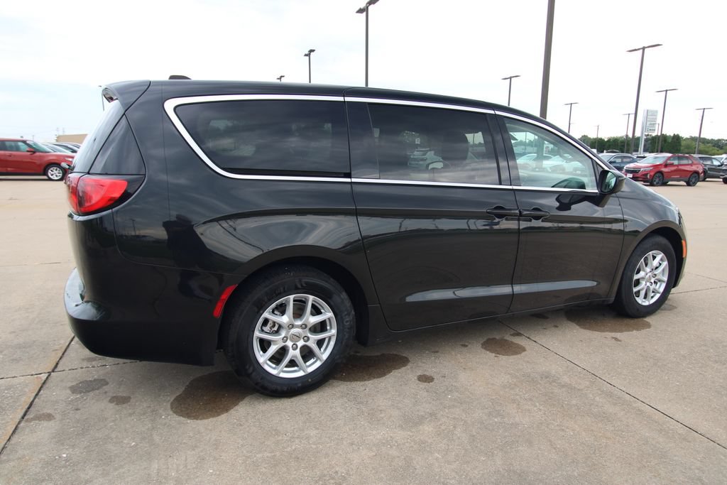 Used 2022 Chrysler Voyager LX FWD image 5