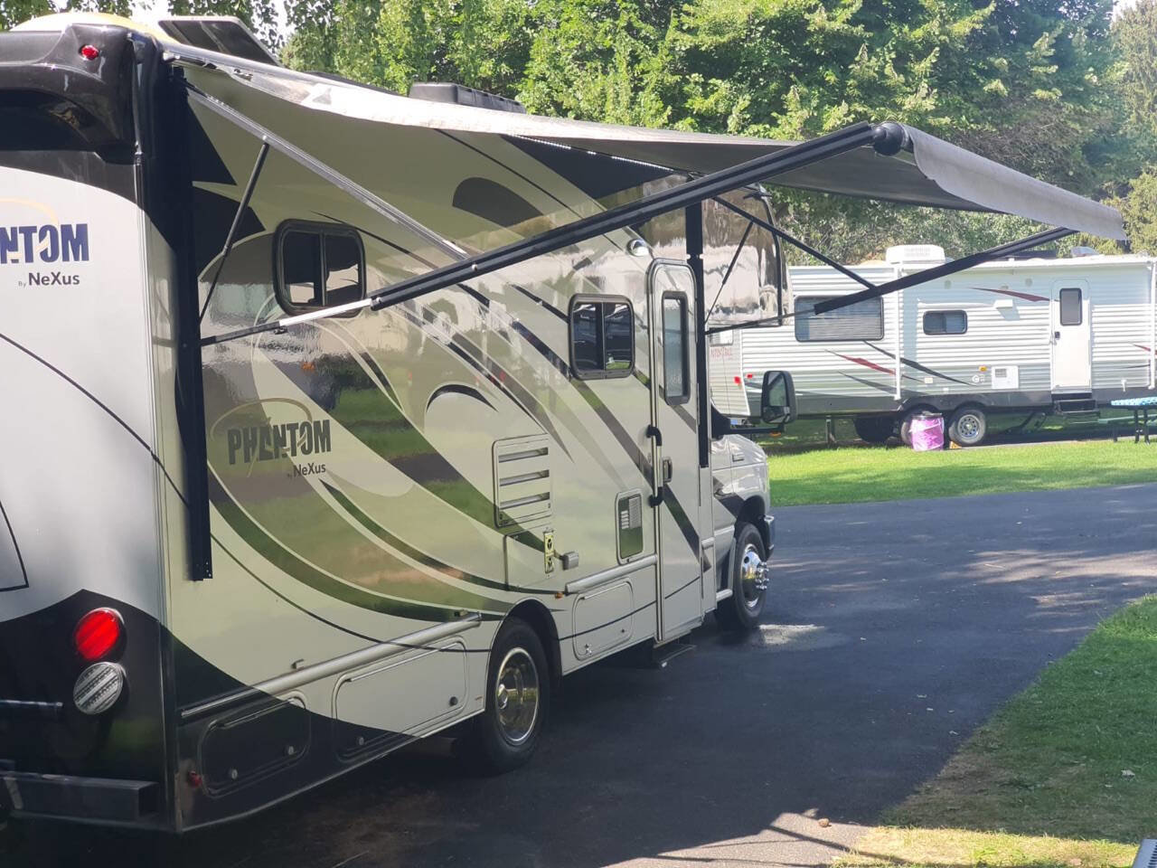 Used 2018 Ford E-450 and Econoline 450 Super Duty w/ Motorhome Prep Package image 2