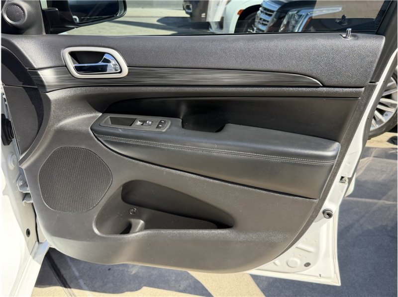Used 2020 Jeep Grand Cherokee Altitude AWD/4WD image 30
