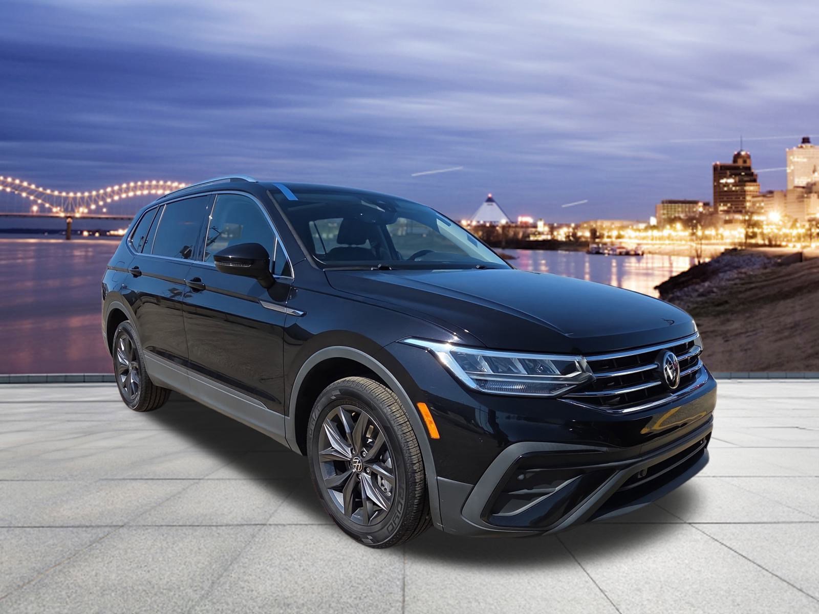 Used 2023 Volkswagen Tiguan SE w/ Panoramic Sunroof Package image 4