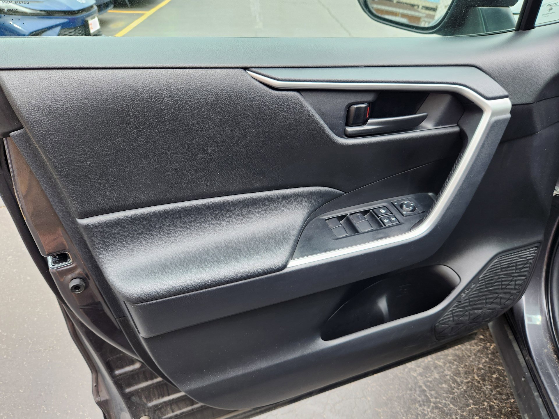 Certified 2025 Toyota RAV4 LE AWD/4WD image 10