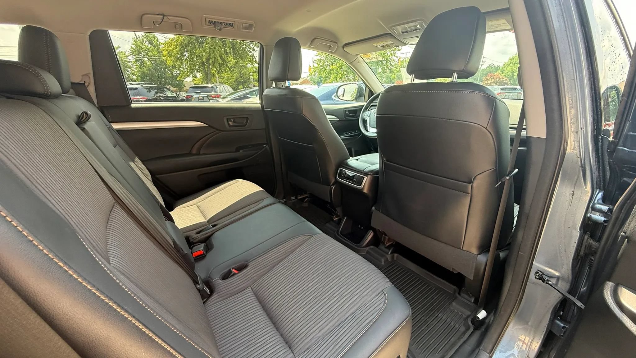 Used 2017 Toyota Highlander Plus AWD/4WD image 12