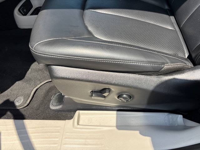 Used 2023 Chrysler Pacifica Touring-L FWD image 7