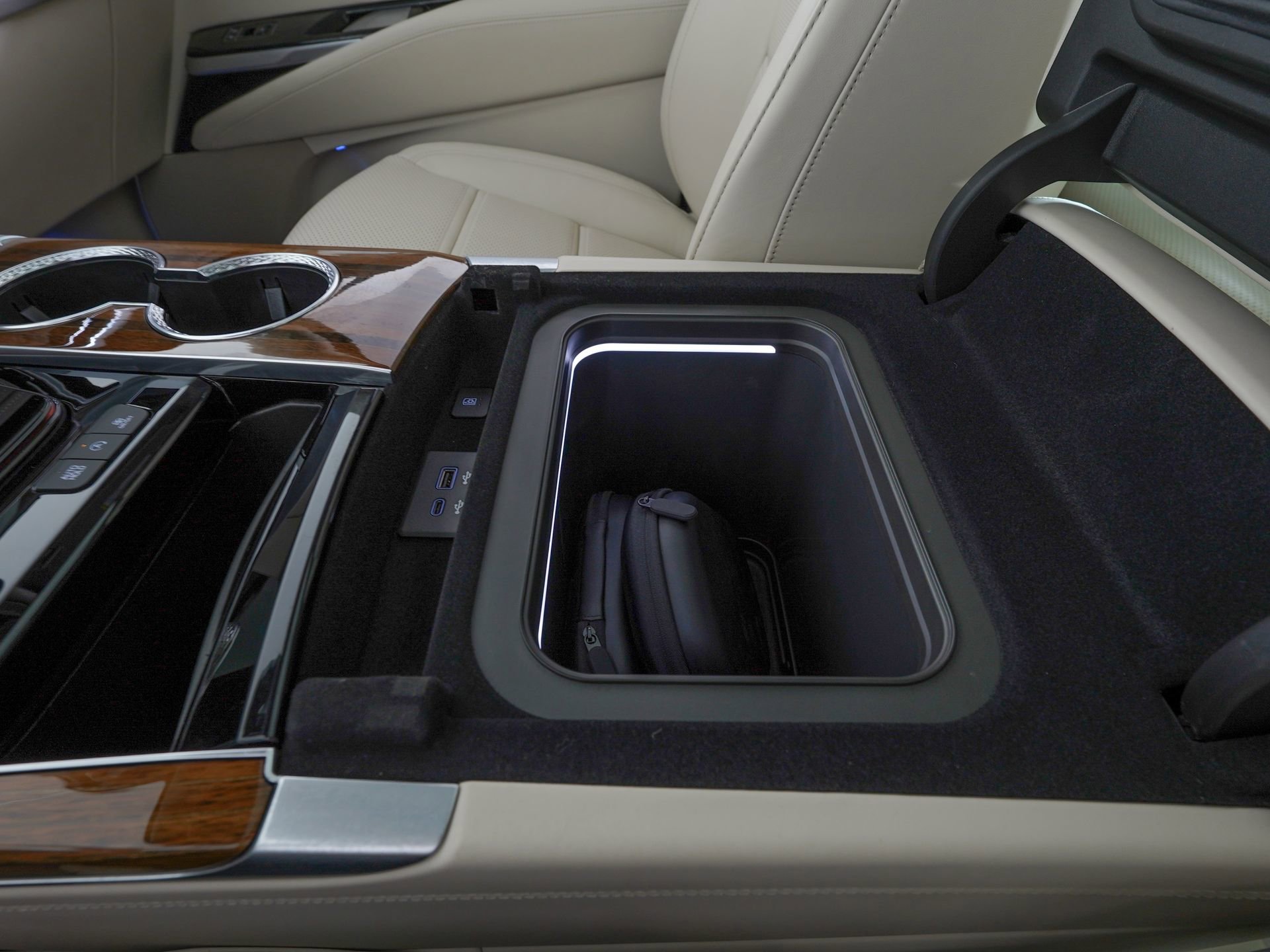 Used 2026 Cadillac Escalade Platinum Sport w/ LPO, Floor Liner Package AWD/4WD image 33