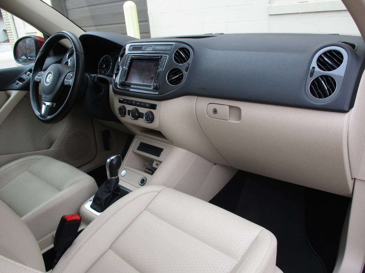 Used 2016 Volkswagen Tiguan SE image 90