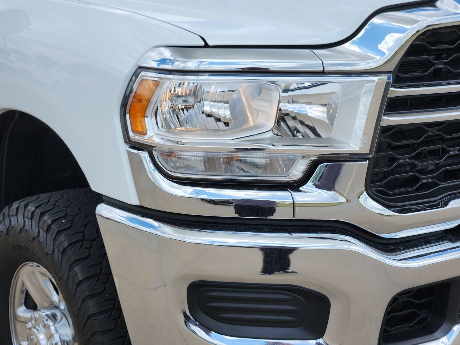 Used 2024 RAM 2500 Tradesman w/ Chrome Appearance Group AWD/4WD image 11