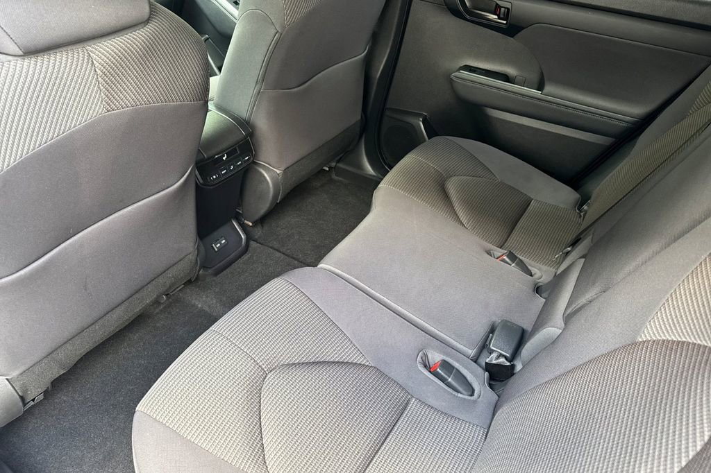 Used 2023 Toyota Highlander LE FWD image 11