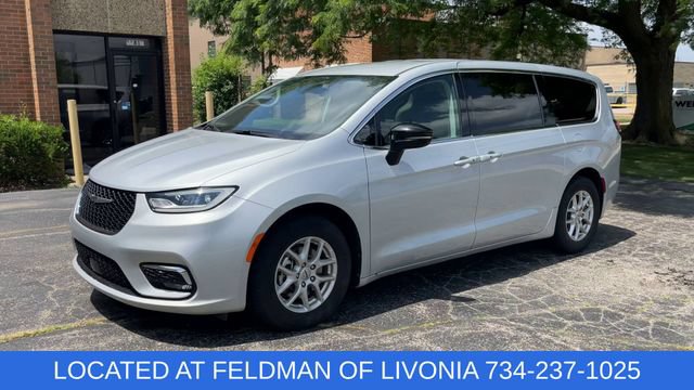 Used 2024 Chrysler Pacifica Touring-L FWD image 4
