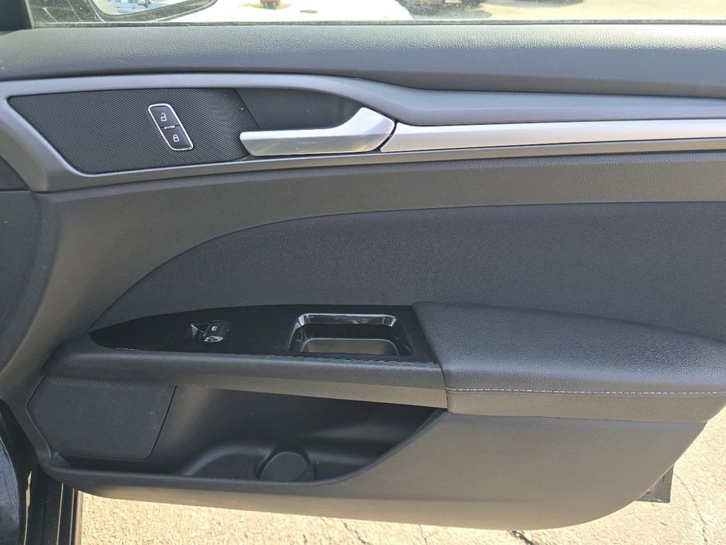 Used 2015 Ford Fusion SE image 21
