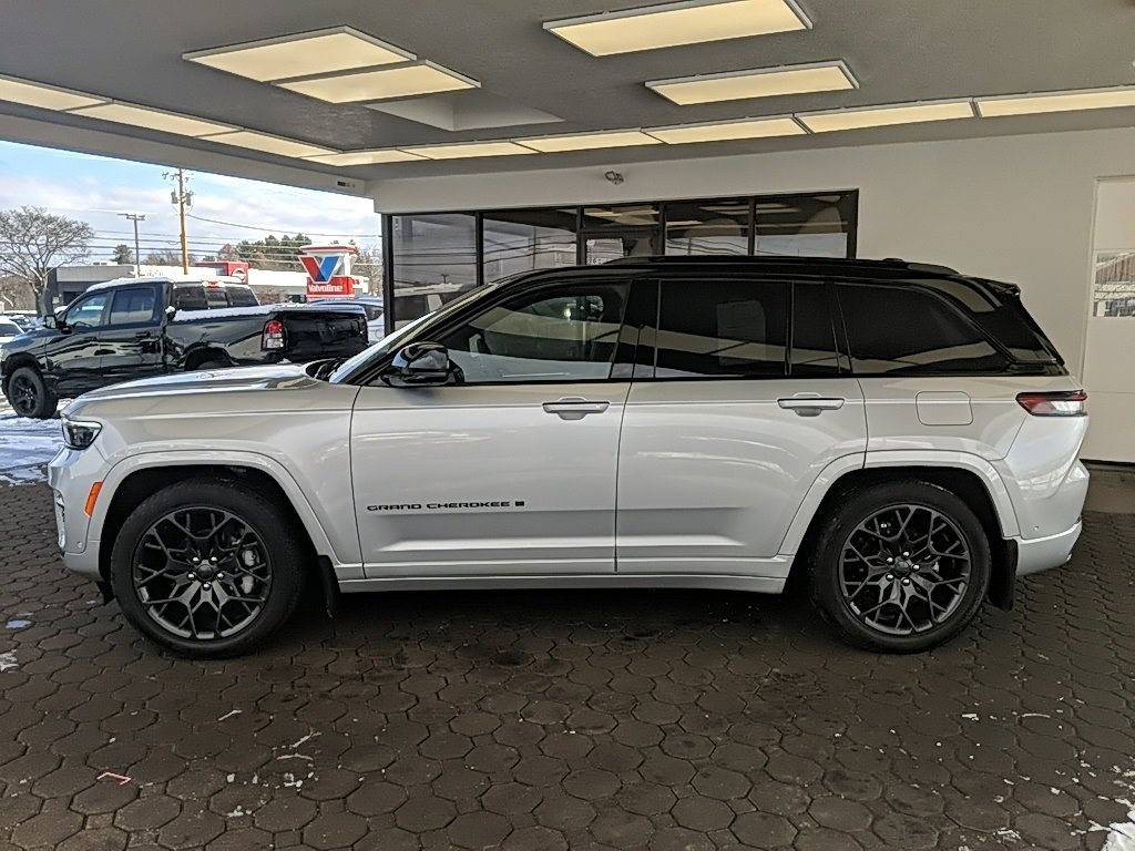 Used 2025 Jeep Grand Cherokee Summit image 12