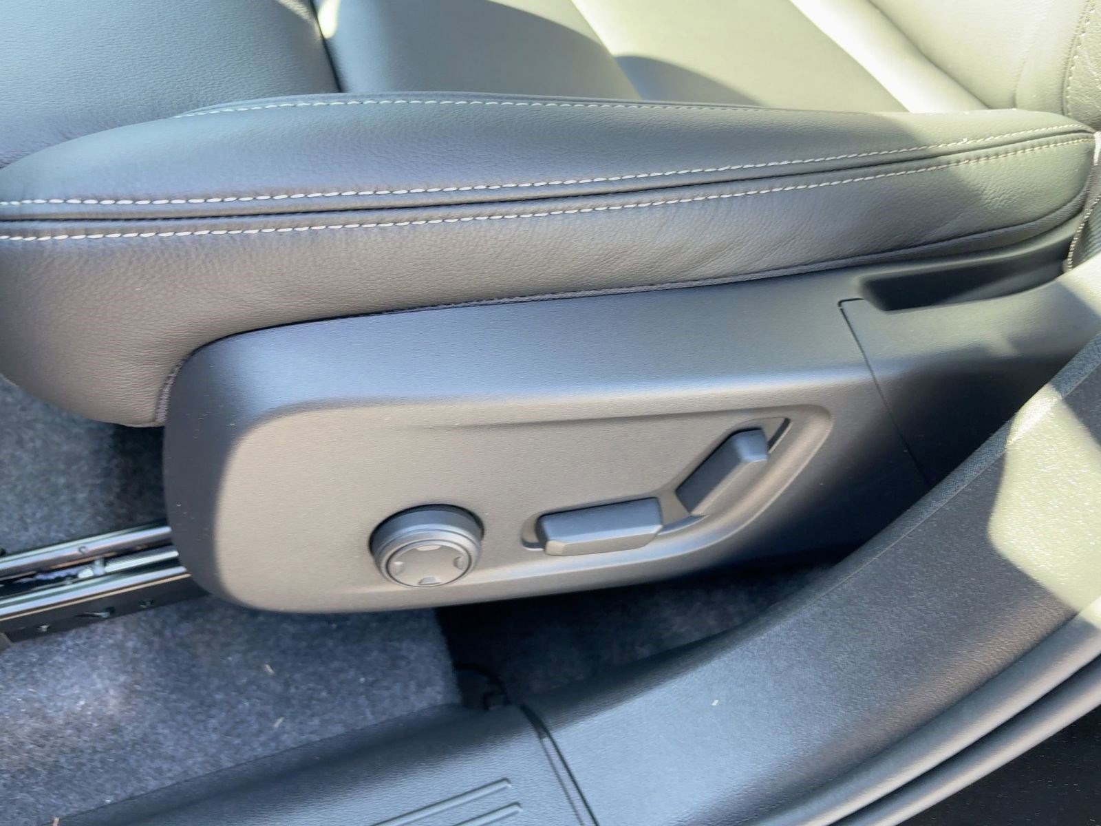 New 2026 Volvo XC40 B5 Plus w/ Climate Package image 14