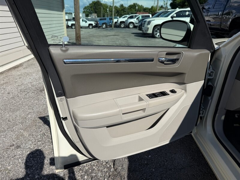 Used 2009 Chrysler 300 Touring RWD image 16