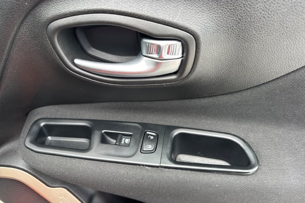 Used 2015 Jeep Renegade Latitude w/ Cold Weather Group II AWD/4WD image 21