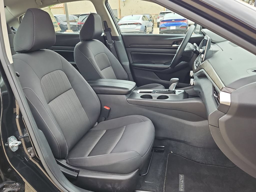 Used 2025 Nissan Altima 2.5 SV FWD image 31