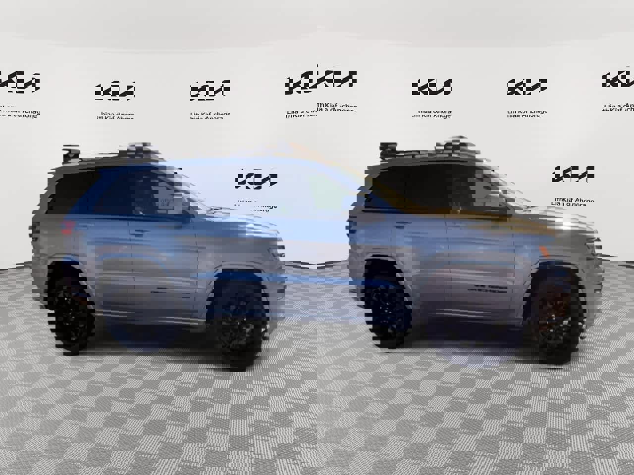 Used 2017 Jeep Grand Cherokee Altitude image 2