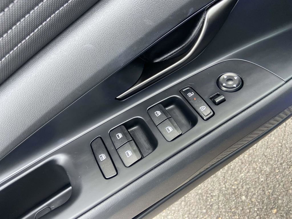 Certified 2025 Hyundai Elantra Sport image 17
