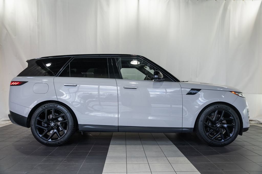 Used 2023 Land Rover Range Rover Sport SE image 3