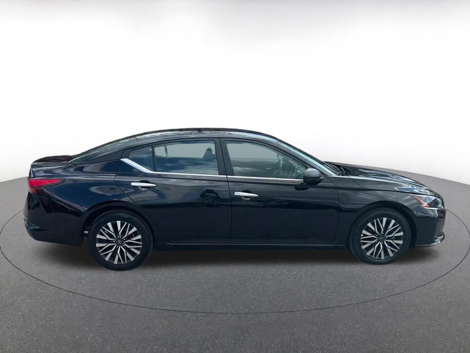 Used 2025 Nissan Altima 2.5 SV image 16