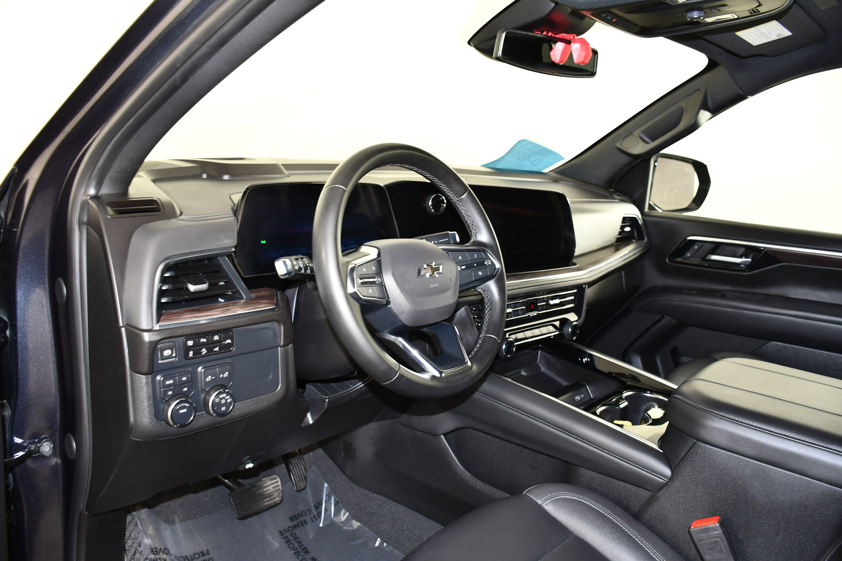 Used 2025 Chevrolet Suburban Z71 image 39