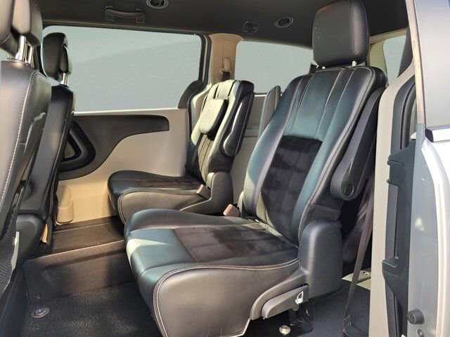 Used 2018 Dodge Grand Caravan SXT image 16