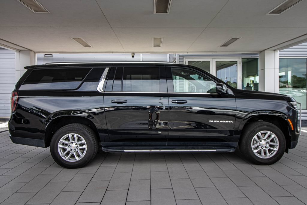 Used 2025 Chevrolet Suburban LT RWD image 3