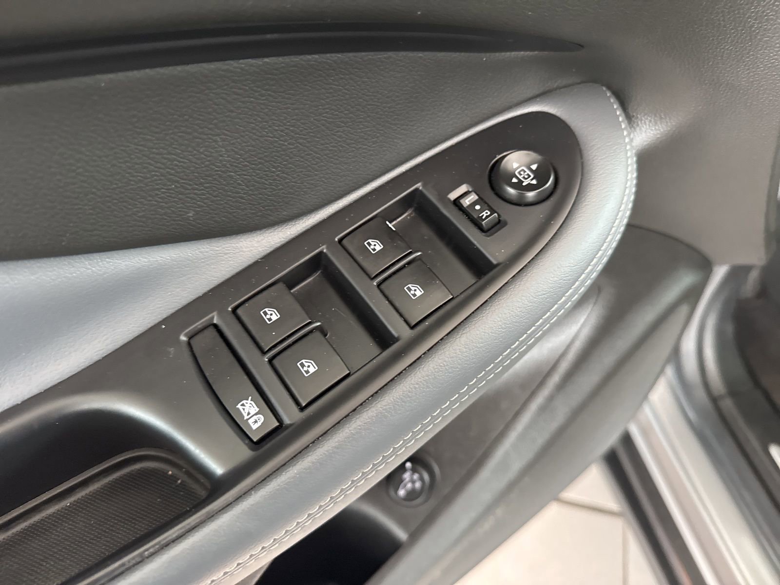 Used 2020 Buick Envision Essence FWD image 16