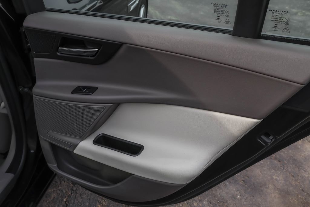 Used 2018 Jaguar XE Premium image 28