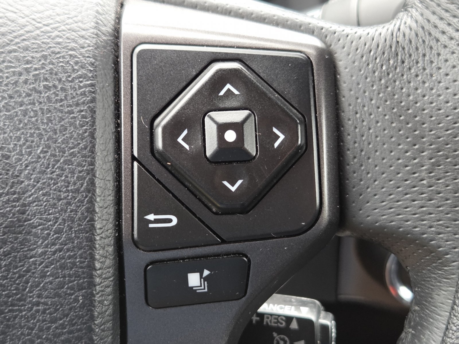 Used 2017 Toyota Tacoma TRD Sport AWD/4WD image 10