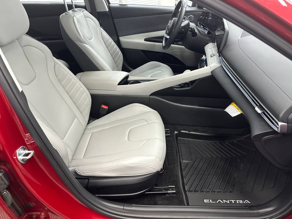 Used 2025 Hyundai Elantra Limited FWD image 14