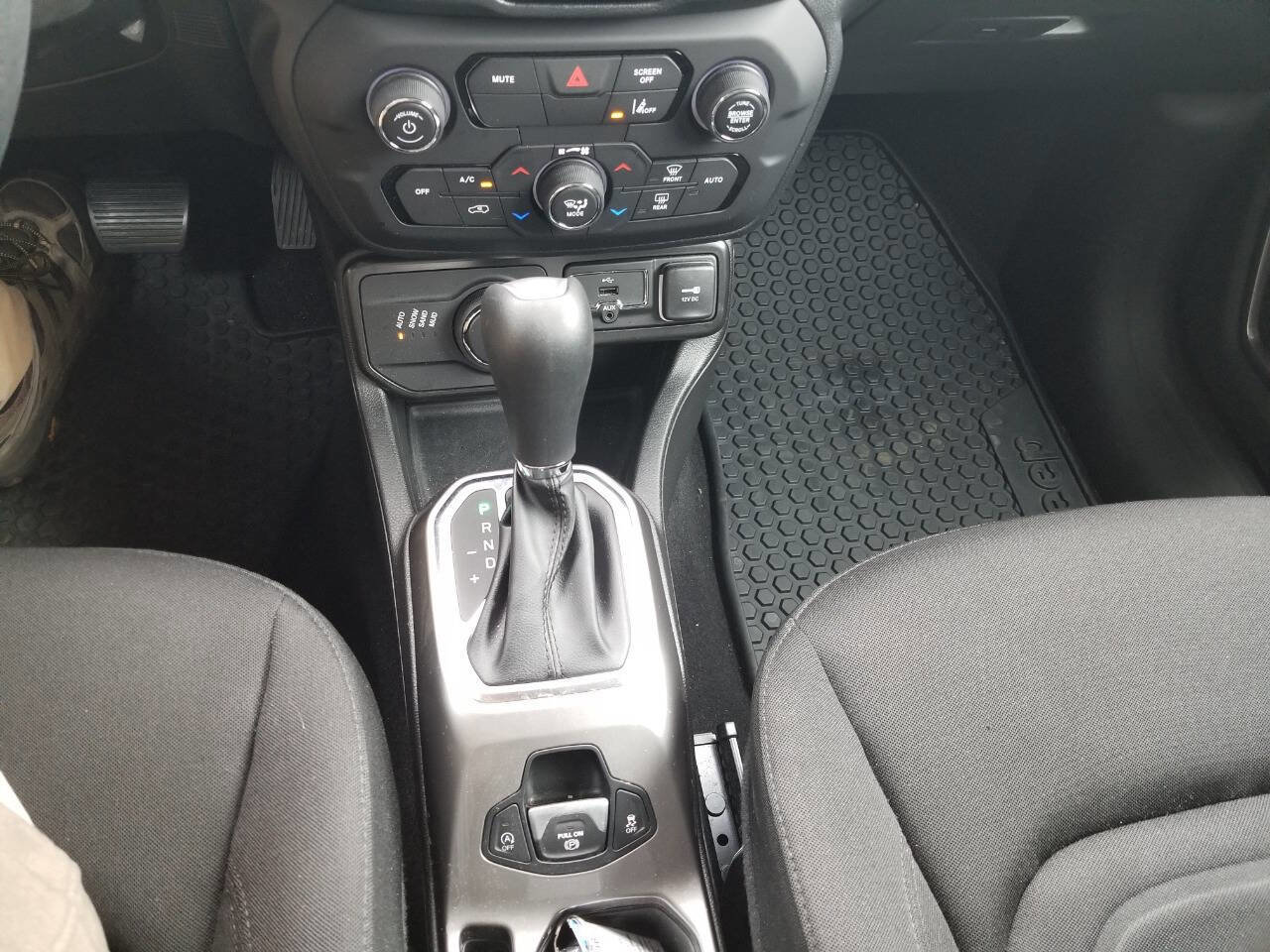 Certified 2022 Jeep Renegade Latitude w/ Convenience Group AWD/4WD image 19