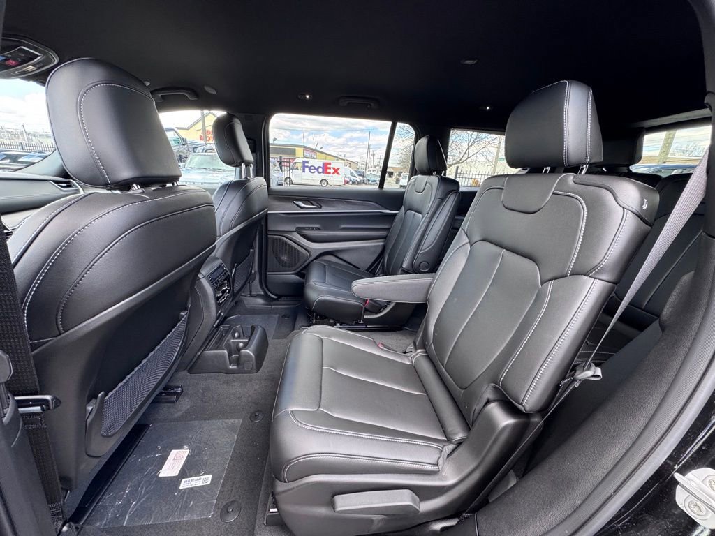 Used 2025 Jeep Grand Cherokee L Limited w/ Black Appearance Package AWD/4WD image 15