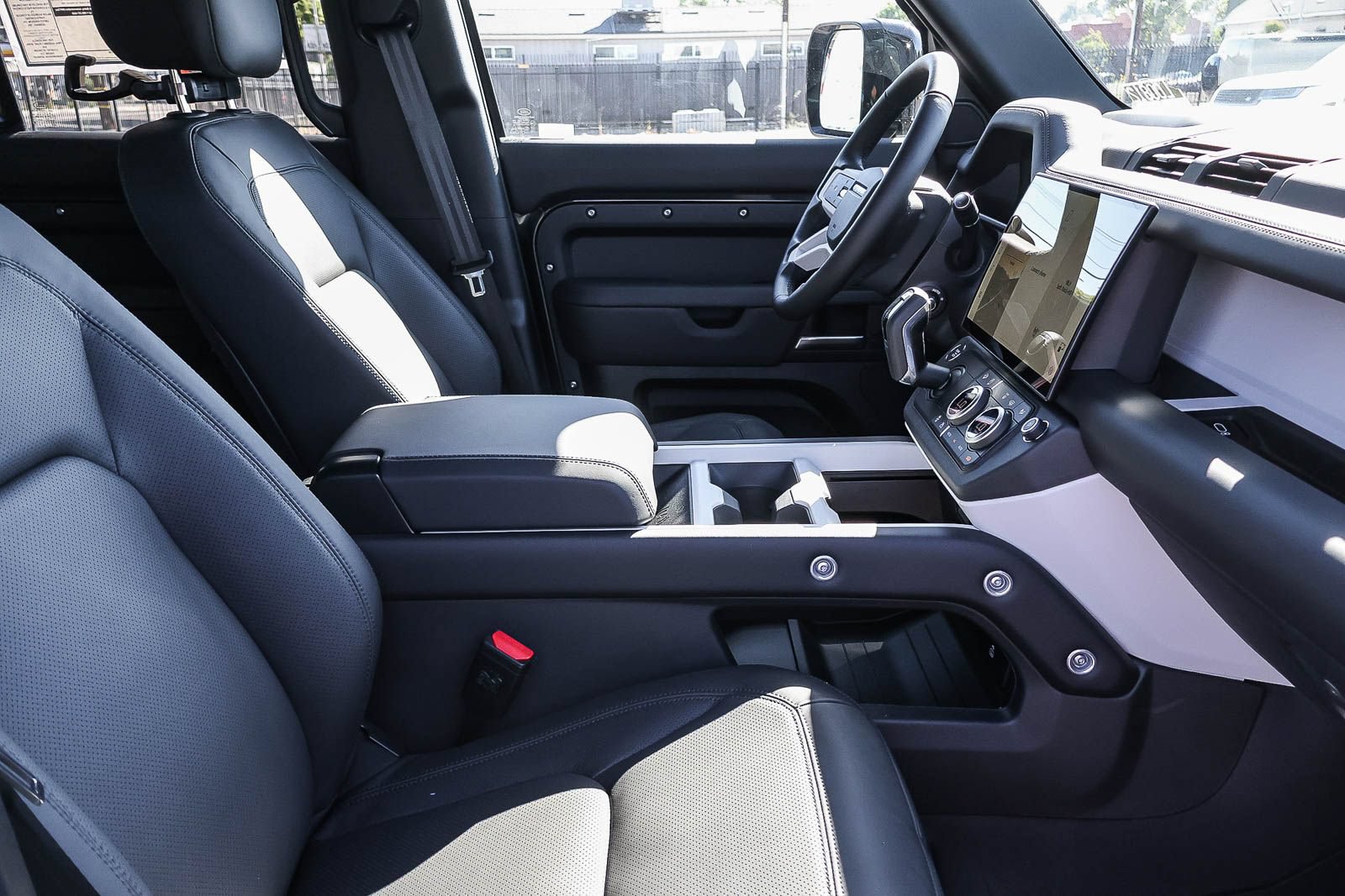 New 2026 Land Rover Defender 110 X-Dynamic SE AWD/4WD image 17