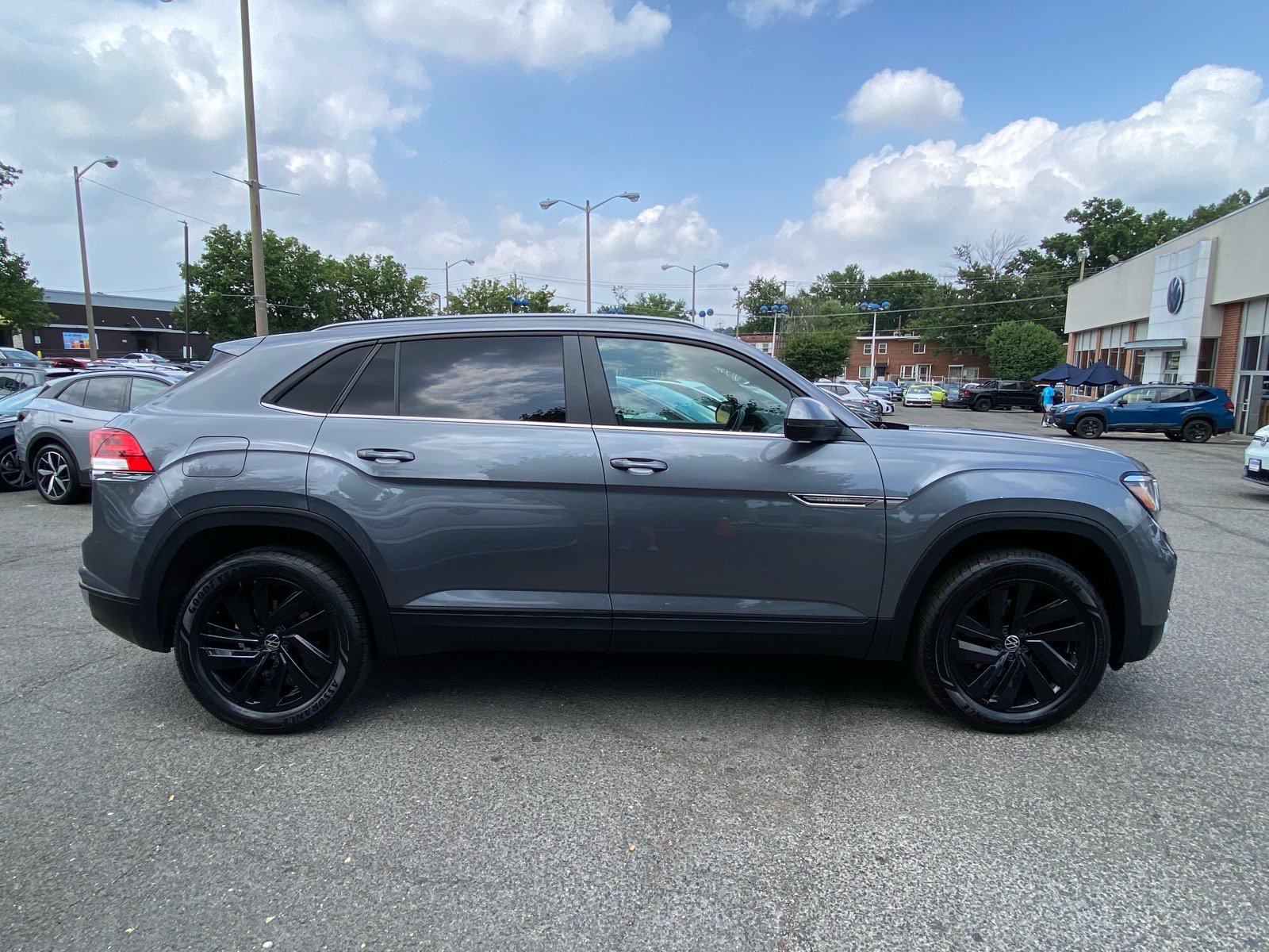 Used 2022 Volkswagen Atlas Cross Sport SE AWD/4WD image 2