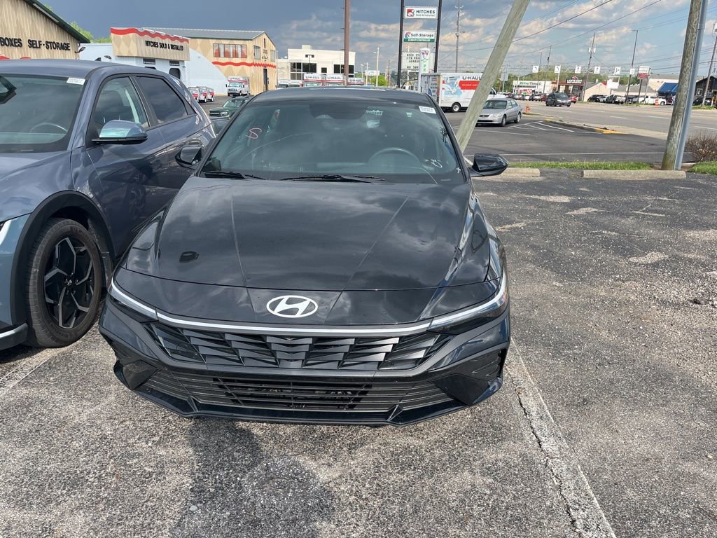 Used 2025 Hyundai Elantra Sport FWD image 2