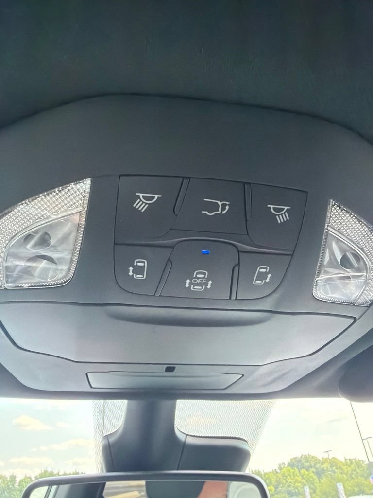 Used 2025 Chrysler Pacifica Select FWD image 14