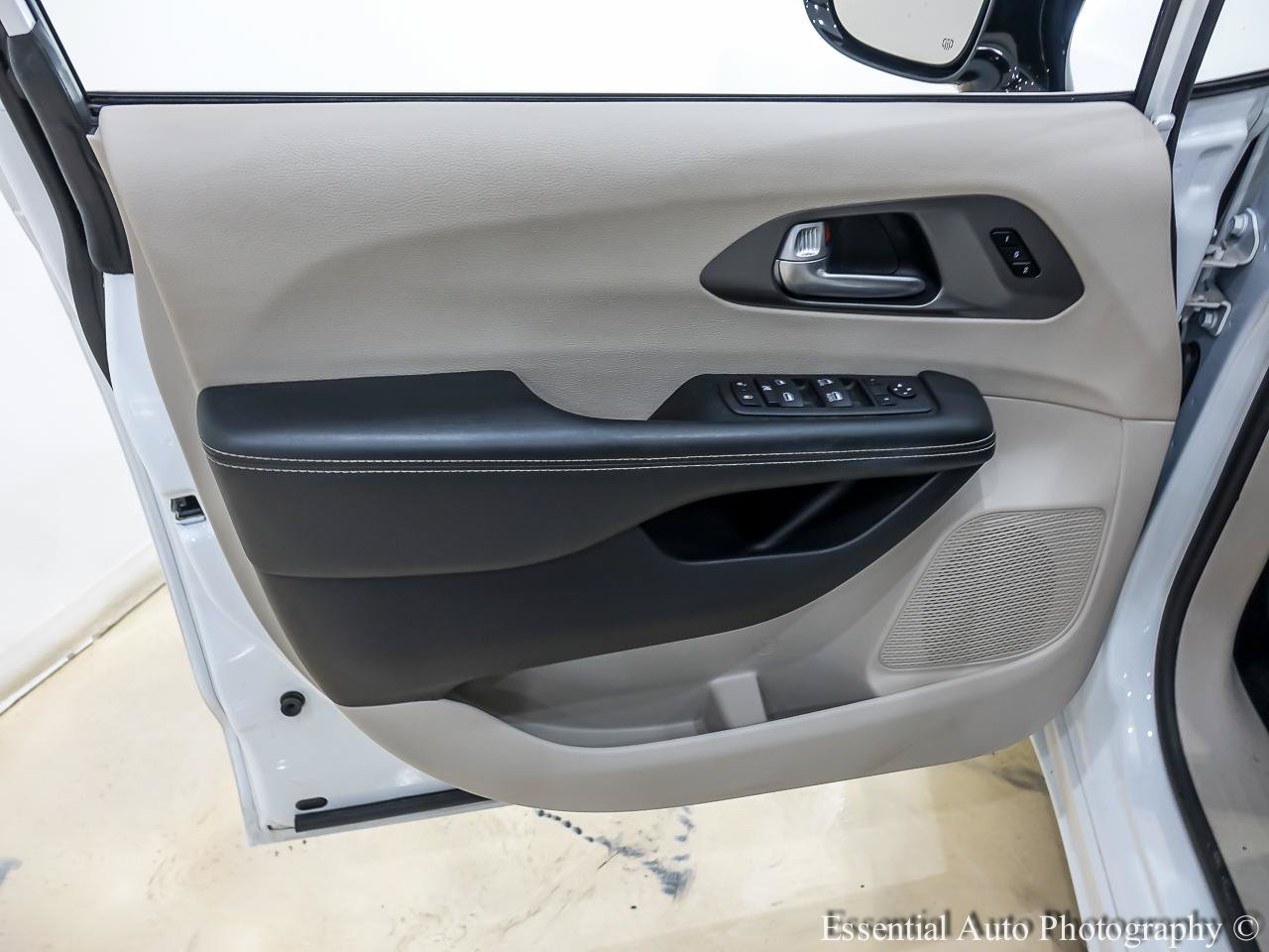 Used 2024 Chrysler Pacifica Touring-L FWD image 25