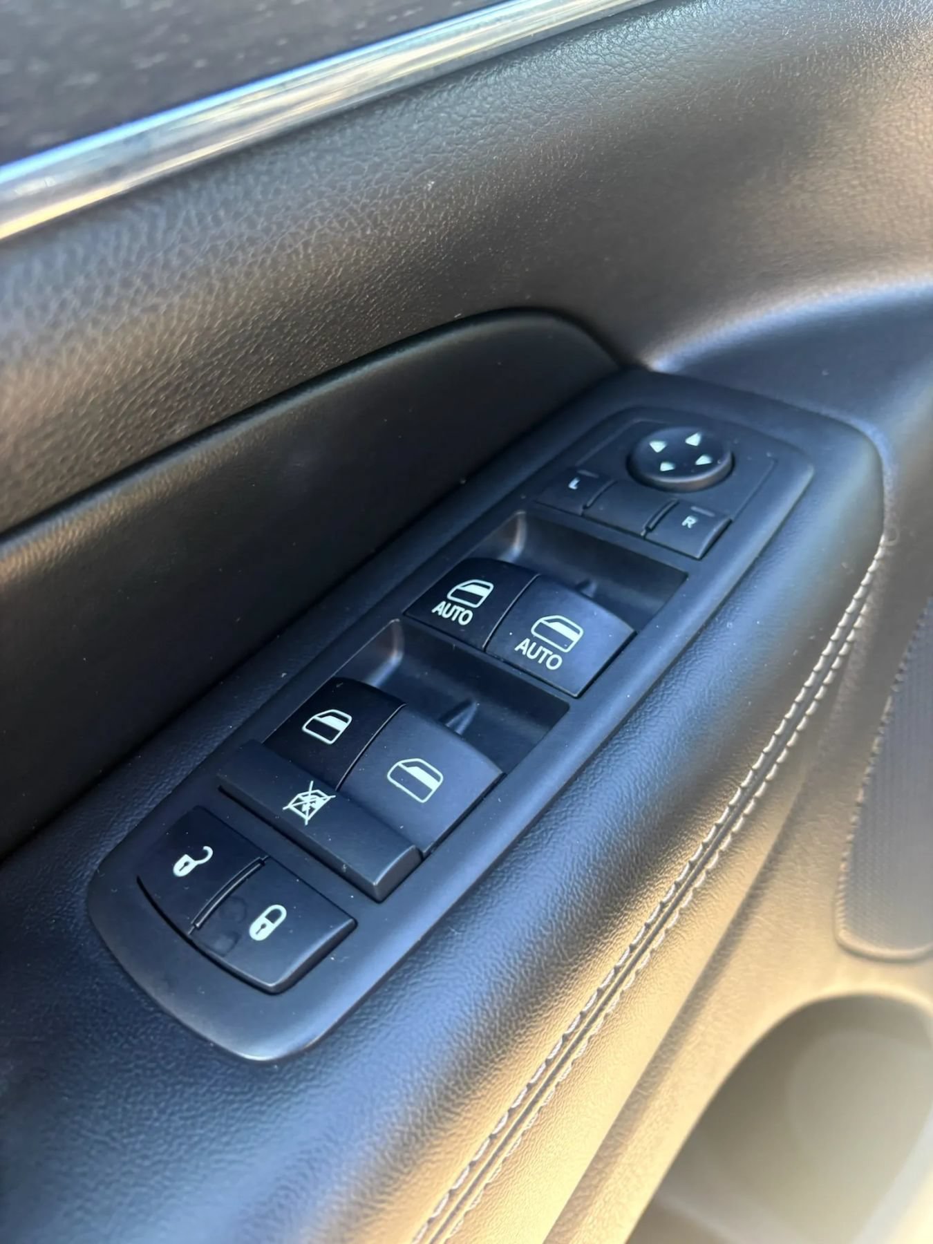 Used 2017 Jeep Grand Cherokee Limited AWD/4WD image 12