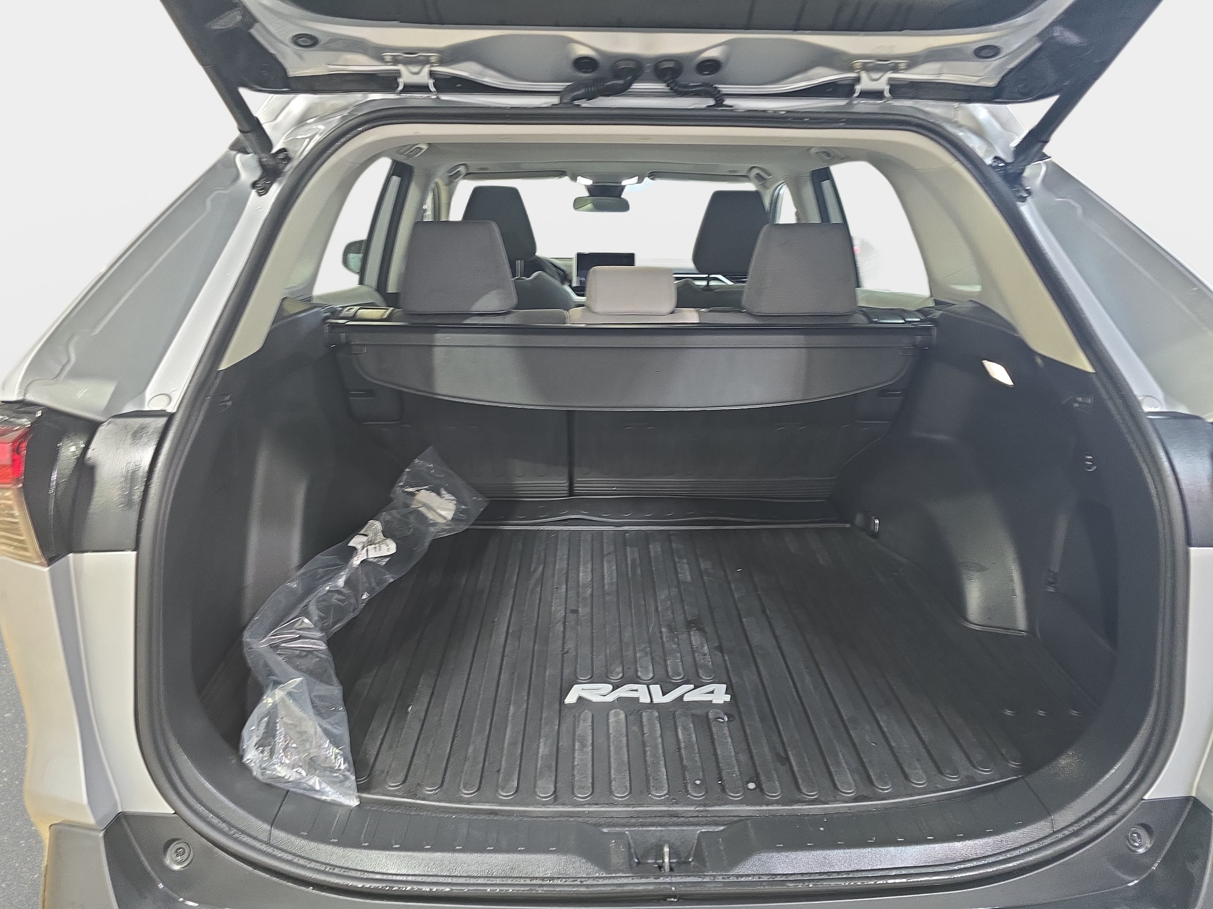 Used 2024 Toyota RAV4 XLE w/ Convenience Package FWD image 28