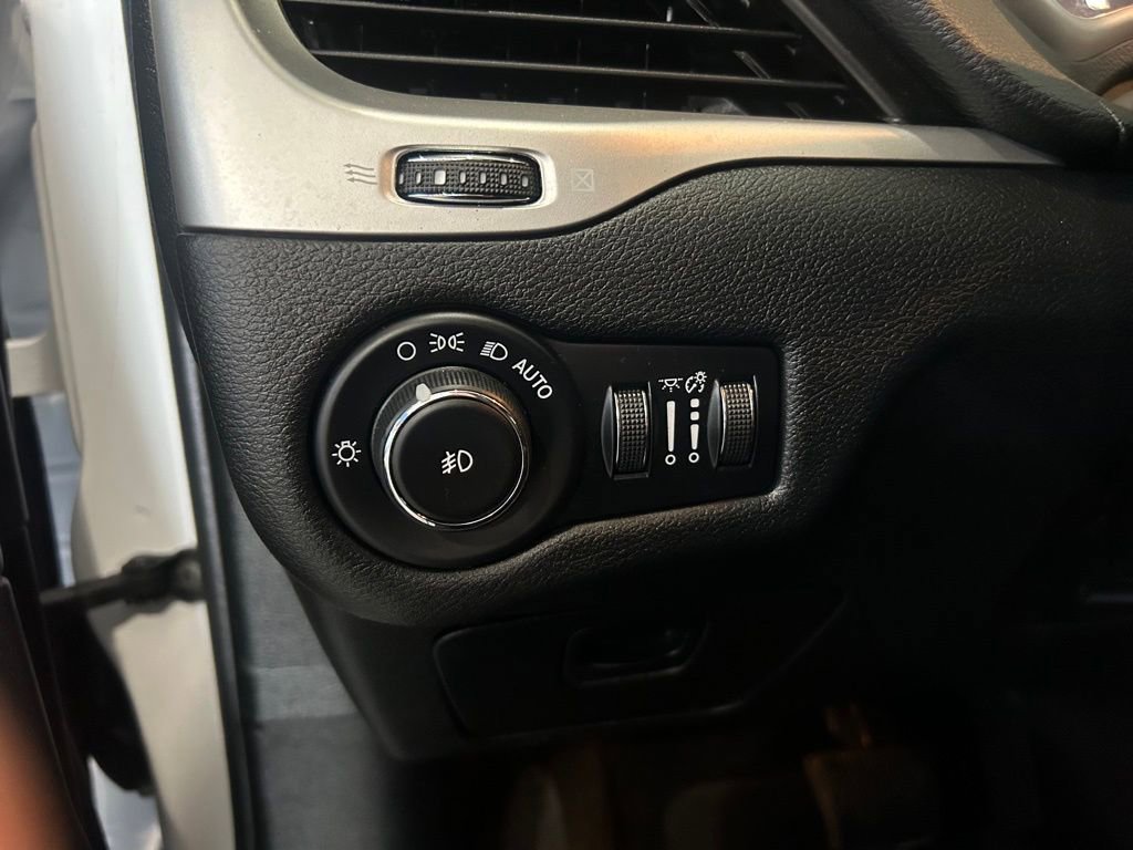 Used 2018 Jeep Cherokee Latitude Plus w/ Cold Weather Group image 17