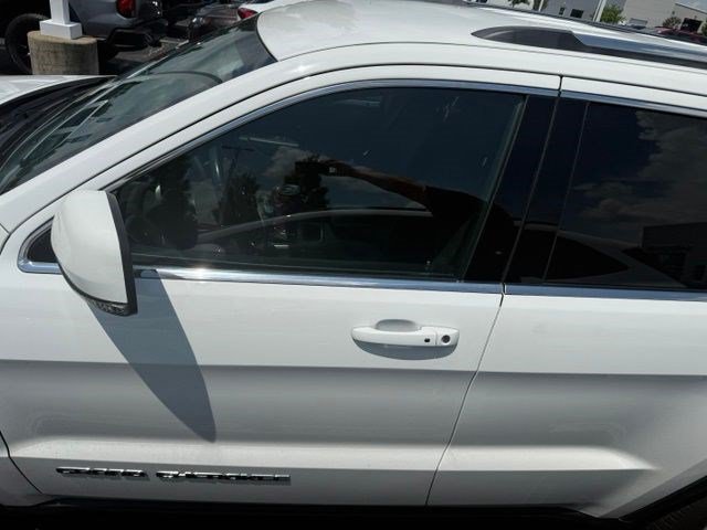 Used 2020 Jeep Grand Cherokee Laredo AWD/4WD image 2
