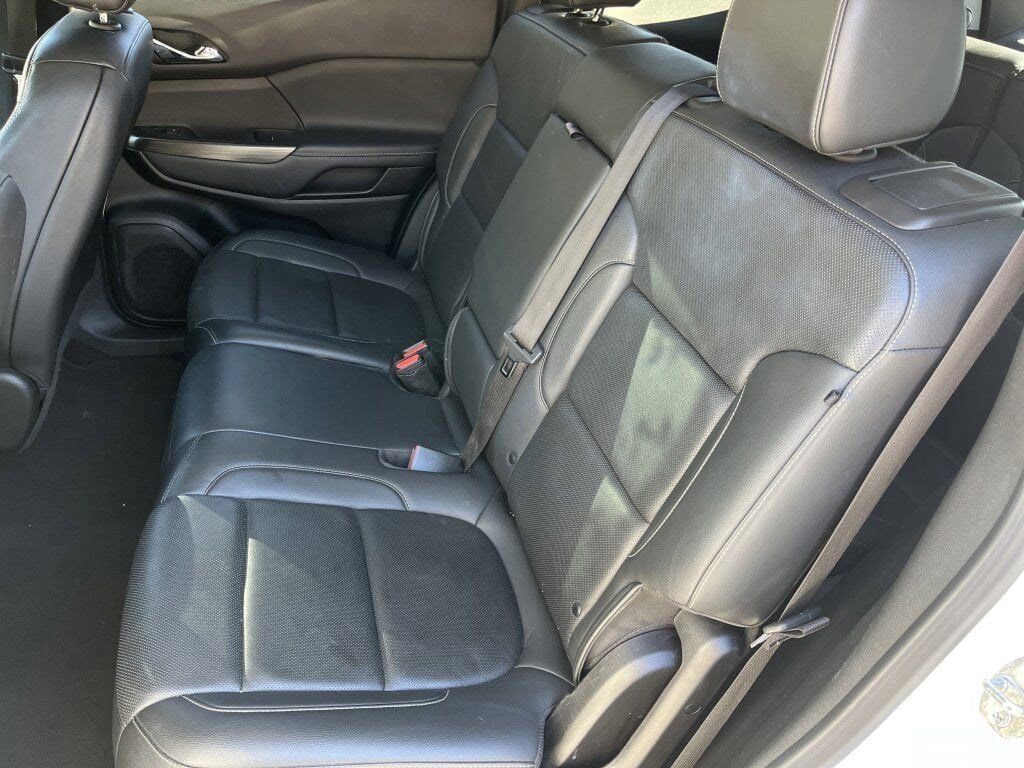 Used 2023 GMC Acadia SLT image 17