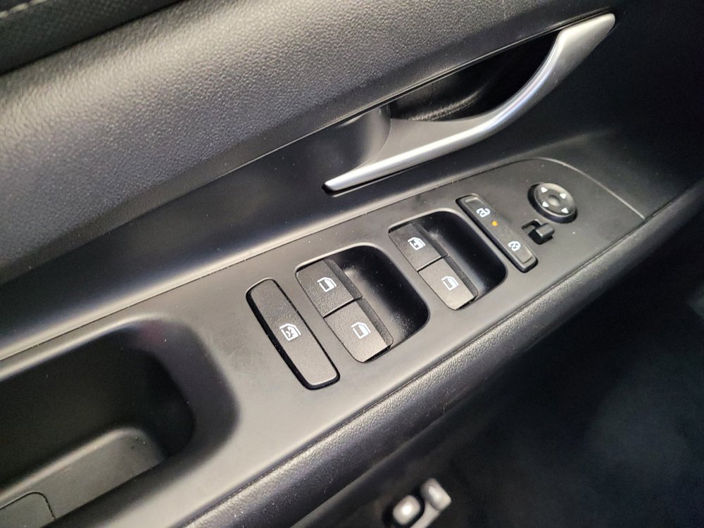 Used 2025 Hyundai Elantra SE FWD image 27