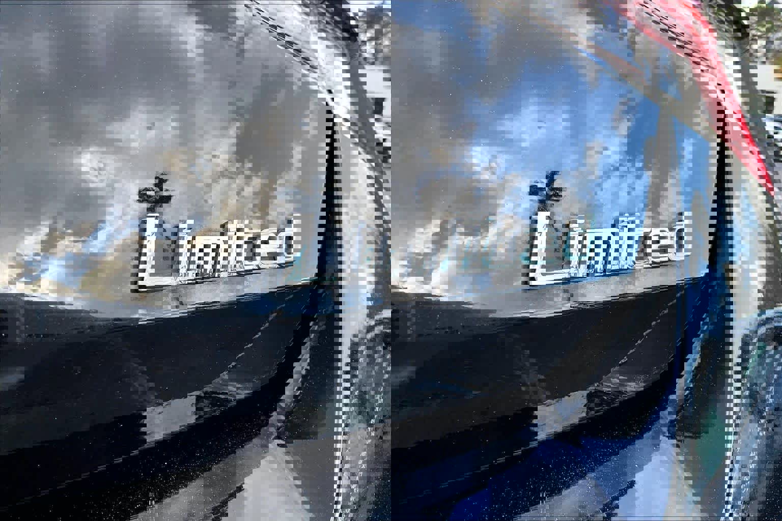 Used 2022 Hyundai Elantra Limited w/ Preferred Accessory Package image 10