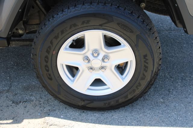 Used 2022 Jeep Gladiator Sport AWD/4WD image 12