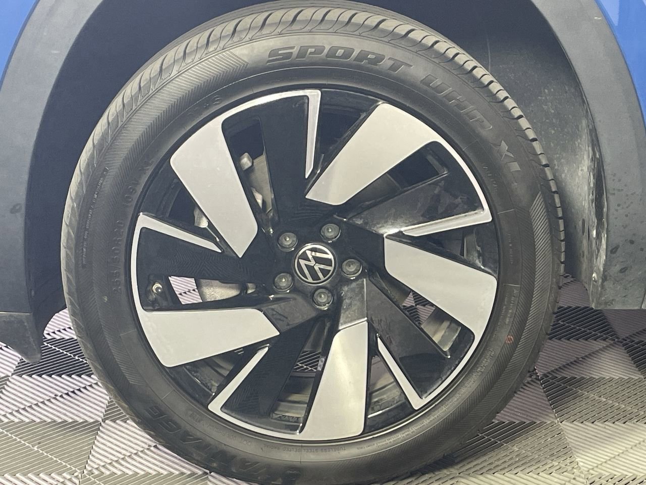 Used 2025 Volkswagen Atlas Cross Sport SE FWD image 9