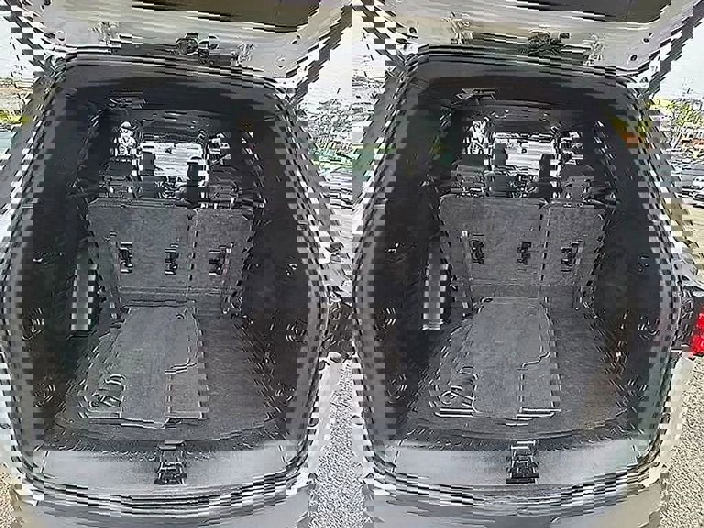 Used 2023 Chevrolet Traverse LT image 51