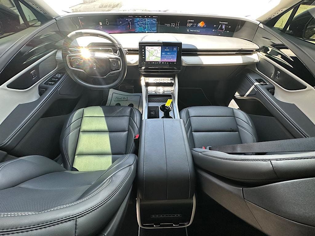 Used 2025 Lincoln Nautilus Premier AWD/4WD image 16